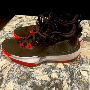 Zion 1 basketball shoes